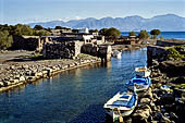 La baia di Elounda. Resti dell'antico porto  di Olous. 